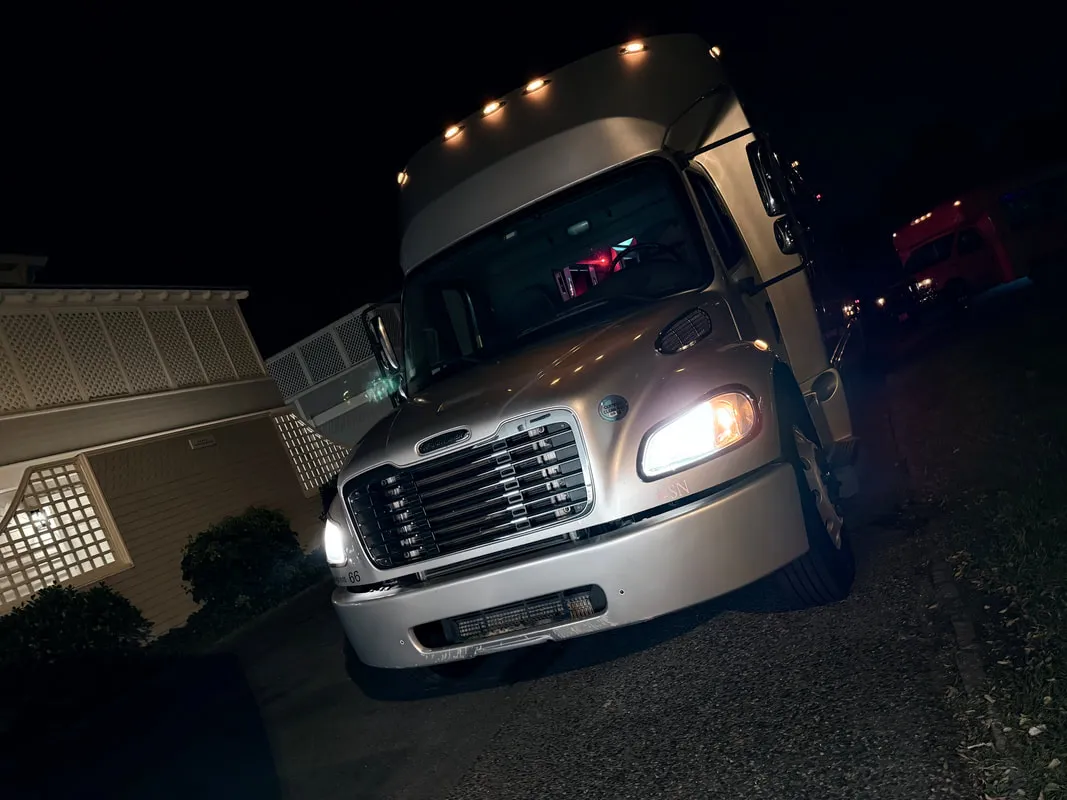 Freightliner Party Bus (silver): full view, pic 3 Freightliner Party Bus (silver): full view, pic 3